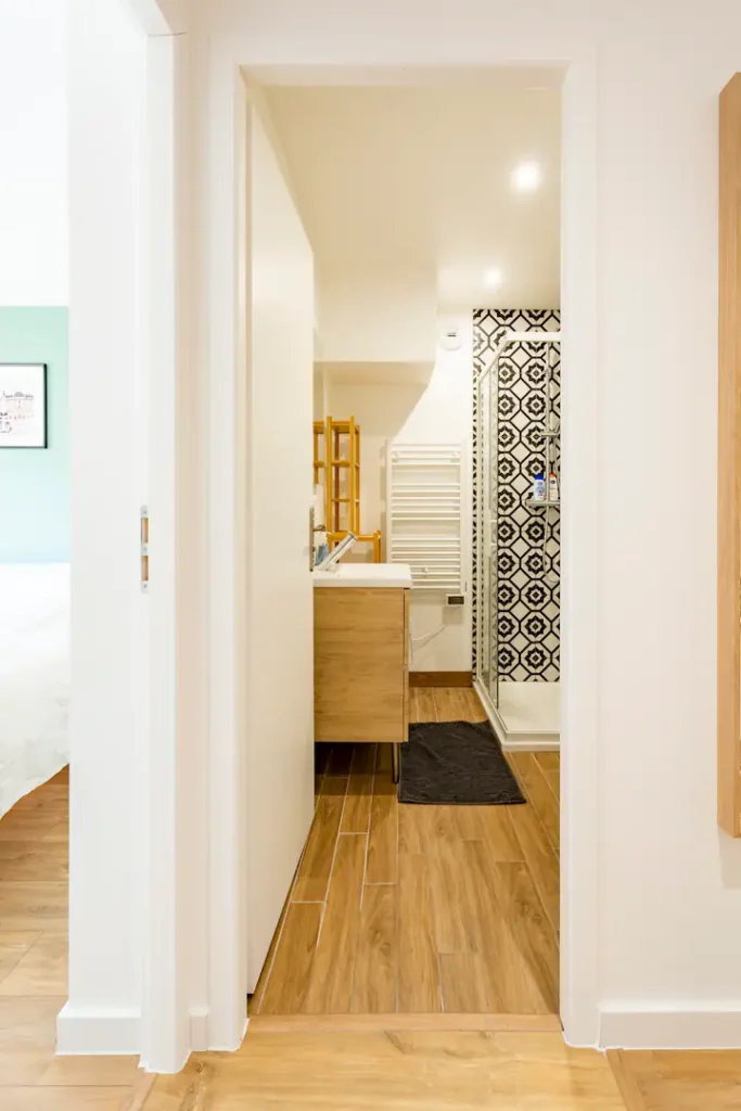 Couloir vers la salle de bain