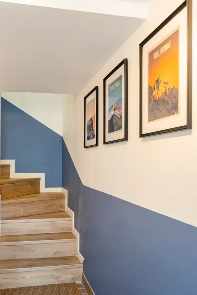 Escalier décoré d’affiches de Belledonne et de la Dent de Crolles