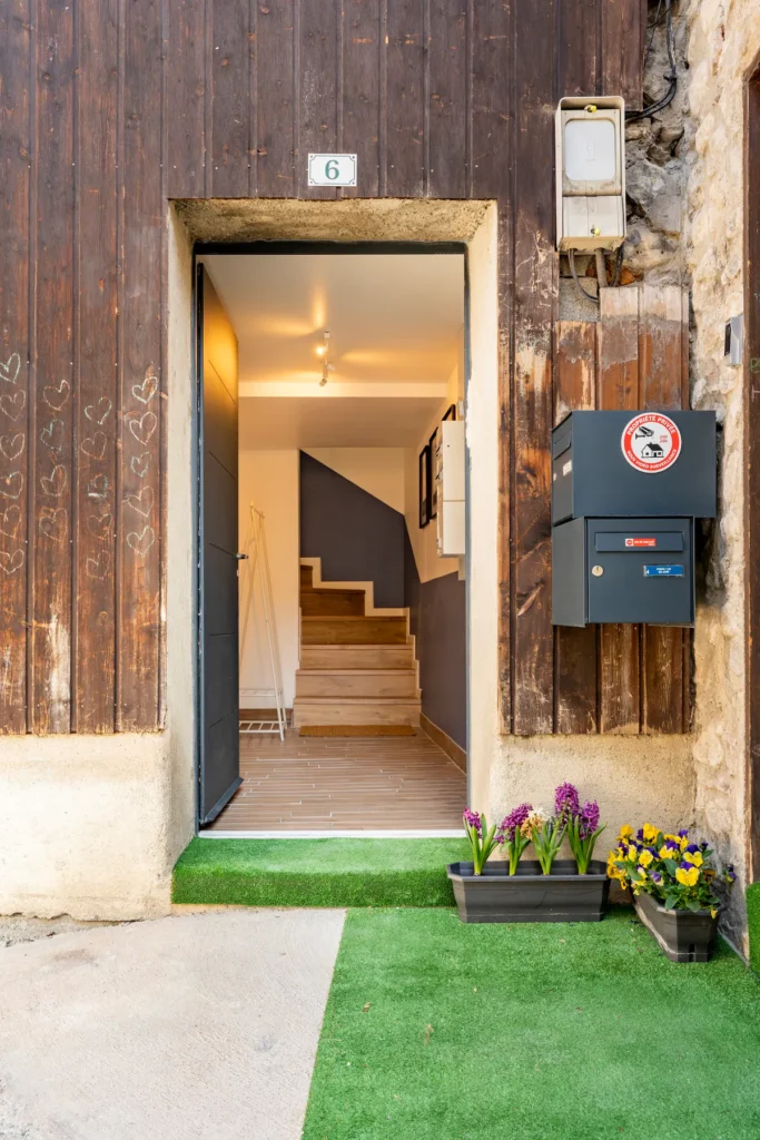 Entrée de l’immeuble au cœur du Touvet