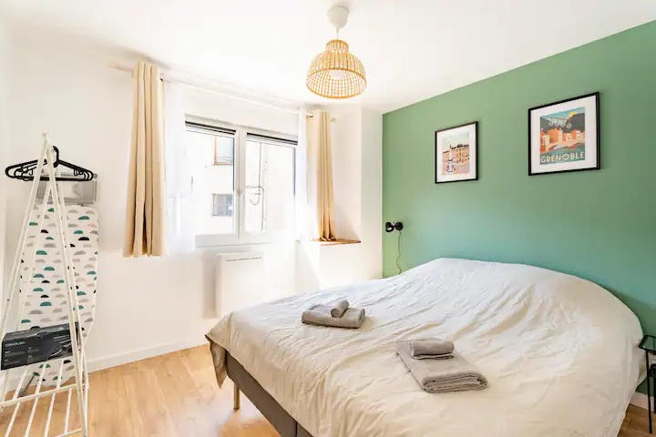 Chambre lumineuse avec lit double